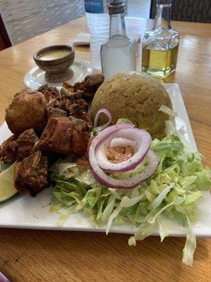 Mofongo con chicharrón de pollo