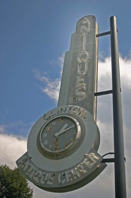 Rockin old school sign at Clinton Antique Center