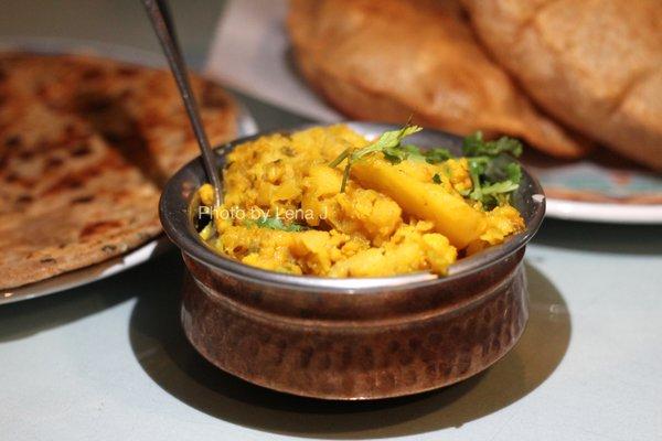 Aloo Gobhi ($13.99) - Cauliflower and potatoes sauteed with tomatoes, onions, ginger, herbs and spices. Good!