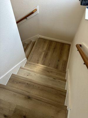 Carpet removal and installation of wooden floor for a staircase.

Retiro de alfombra e instalación de piso de madera para escalera.