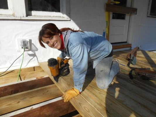 Carpenter Susannah securing deck boards