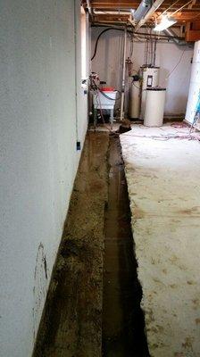 Look at the water underneath this lakefront home in Hartland Mi.