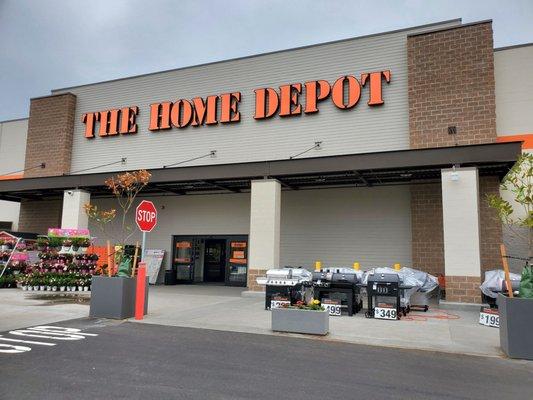 New The Home Depot opened in Renton Grady way. The store is large and has many products.