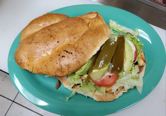 Chicken Sandwich/ Torta de Pollo