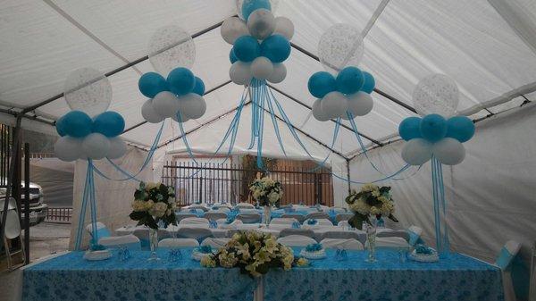 Decoracion de globos en colores combinados turqueza plata y blanco