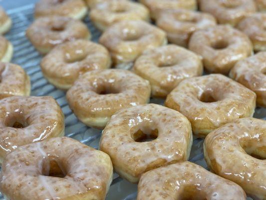 hot & fresh glazed donuts