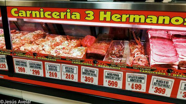 La Carnicería 3 Hermanos tiene varios tipos de carne. / There are many types of meat avaible.