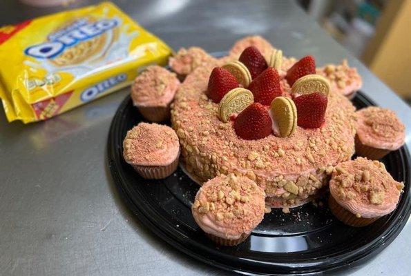 Strawberry crunch cake with cupcakes