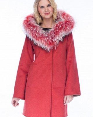 Cashmere coat with fox trim