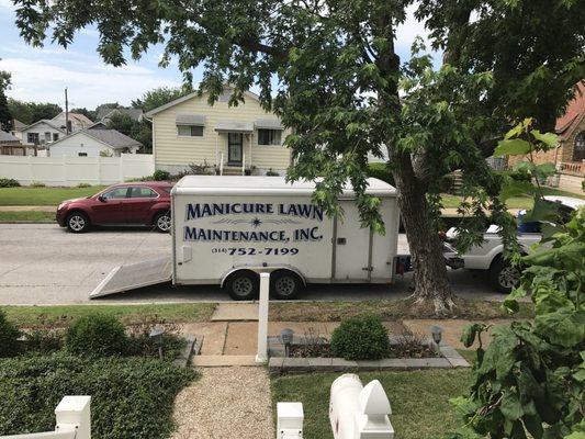 Manicure Lawn Maintenance