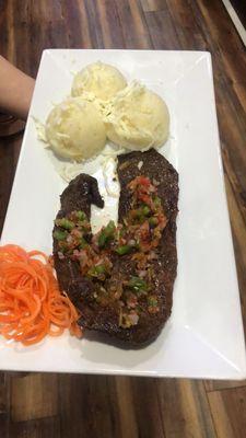 Churrasco con puré de papa