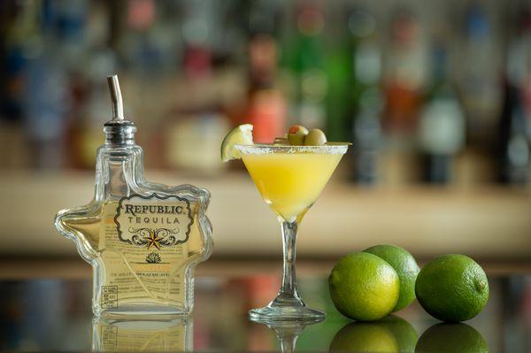 SHS BAR featuring craft cocktails with locally sourced liquor mixed up just for you by @thesouthernmixologist.