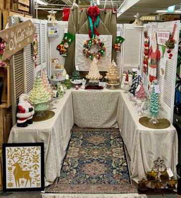 Ceramic Christmas tree booth