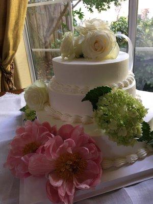 Gorgeous wedding cake with beautiful fresh flowers...