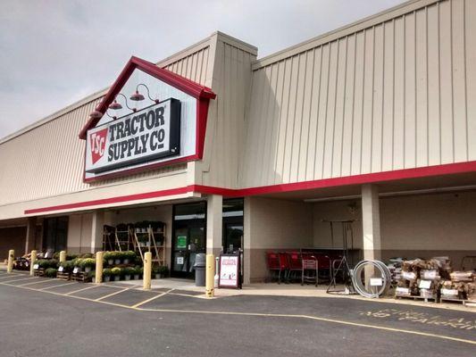 The entrance to Tractor Supply