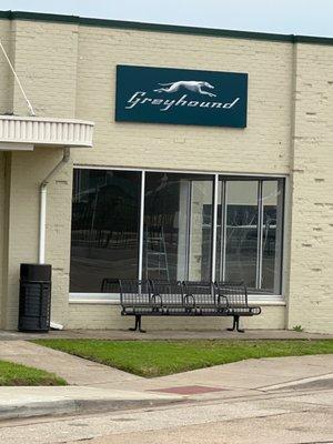 Greyhound bus station in Longview that supposed to be opened but yet it's closed