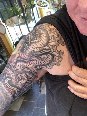 Geometric black and white snake sleeve