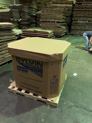 This Used Heavy Duty Triple Wall Gaylord Box also known as a Bulk bin, Skid box, Pallet box, Bin box is a pallet-size box