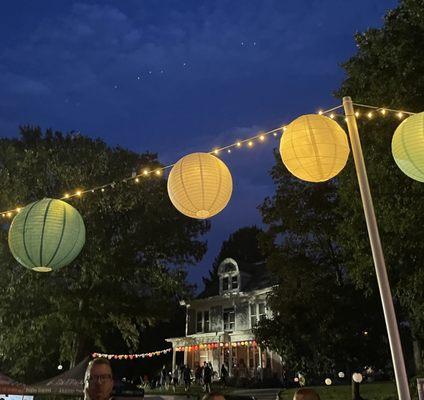 The houses around the park also added lanterns