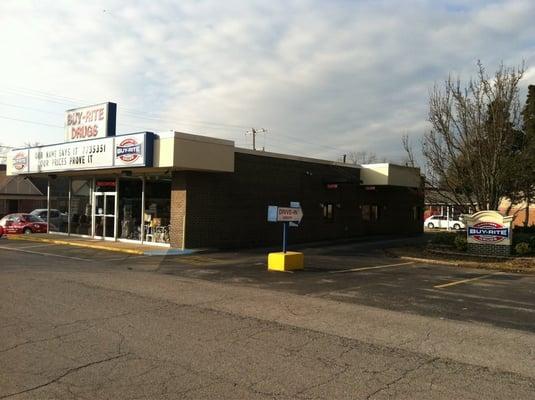 3 Drive-thru windows for fast service