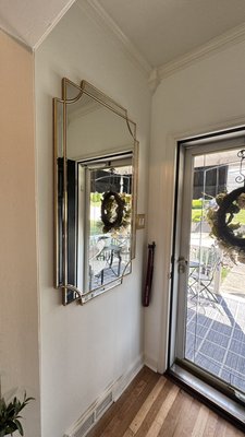 installation of a mirror with a level