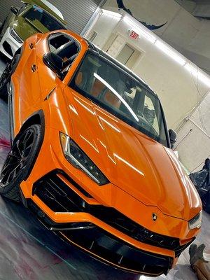 2020 URUS WRAPPED IN GLOSS ORANGE WITH GLOSS BLACK TRIMS