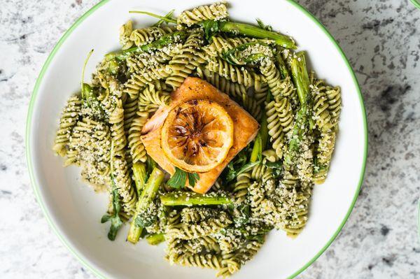 Delicious! Arugula pasta, gluten-free, with asparagus and salmon.