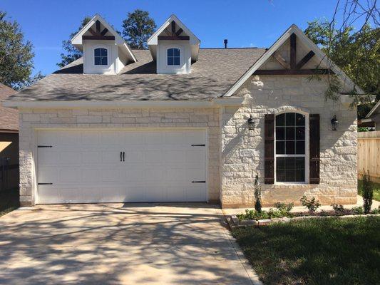 Cute cottage home in April Sound with real limestone accents. Country charm...