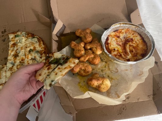 Garlic knots and spinach pizza