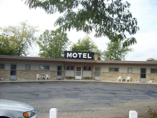 Exterior shot of the motel.