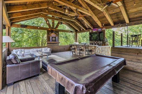 Outdoor living space designed and built by Tennessee Custom Pools. Photo by Brent Long Group for MLS #2675870 https://brentlonggroup.com/