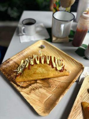 Empanada de carne o queso,arreglada con repollo,y mayonesa casera