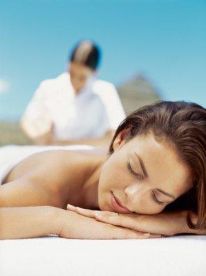 Learn to massage your loved one in the privacy of your home or hotel, from one of our highly trained Couples Massage Class Instructors.