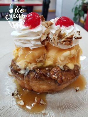 Some desserts are great for sharing!  This Caramel Pecan Sticky Bun Ice Cream Sundae will delight 2-4 people!