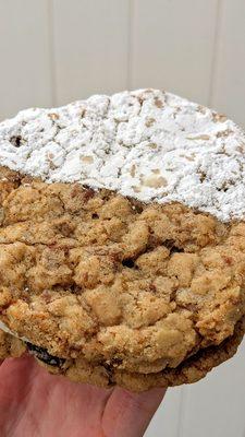 Whiskey Oatmeal Cream Pie | @telephonesmoothie