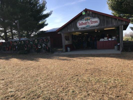 Front view of the shop and the wreath wall.