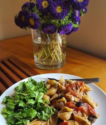 Pasta puttanesca, salad