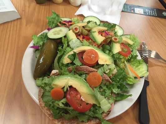 This mixed salad with 2 whole wheat tortillas with chicken & ham. Yummmy.