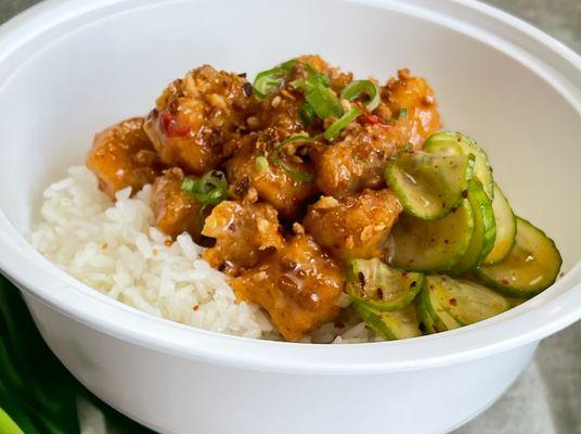 Macadamia Chicken Bowl
Flash-fried chicken in a creamy garlic-sweet chili sauce with toasted macadamia nuts and scallions