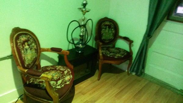 King and queen smokeing section in vip green room.