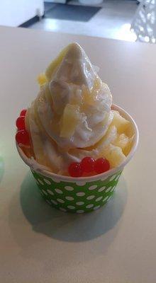 Vanilla frozen yogurt with pineapple, cherry bobas and white chocolate syrup!