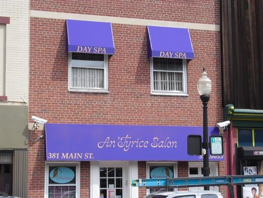 The business owner in Poughkeepsie, NY loved her new awnings