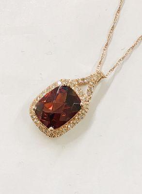 Garnet pendant in rose gold.