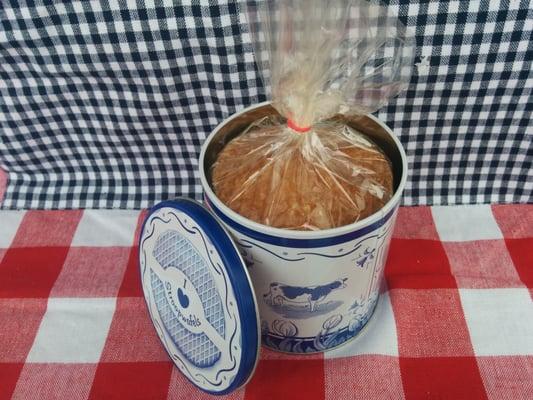 Cute tins with delicious stroopwafels from The Stroop Club