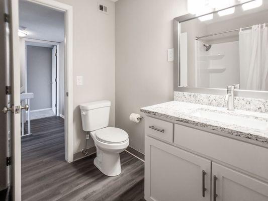 Pepperwood Townhomes and Gardens bathroom