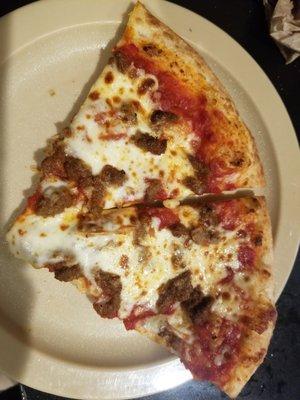 Spicy meatball pizza