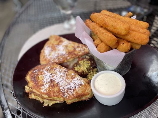 Monte Cristi Sandwich with zucchini fries