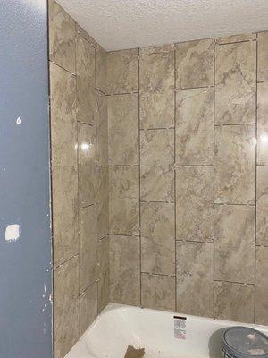 Tile installation for a bathroom.

Instalación de azulejos para un baño.