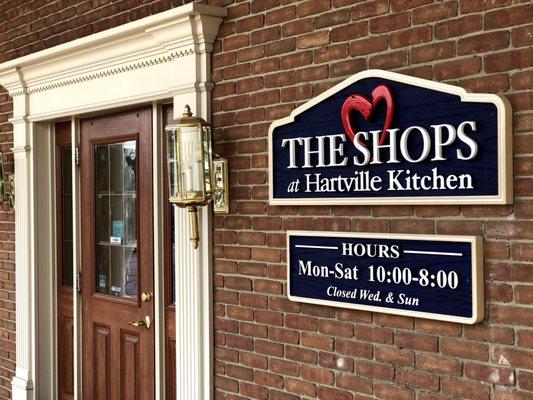 Main entrance, located next door to Hartville Kitchen Restaurant & Bakery