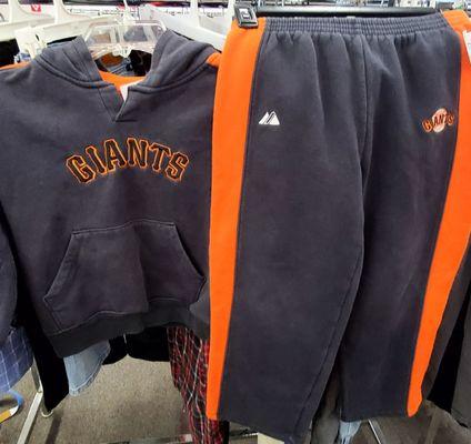 Children's jogging outfit, SF Giants! A pair of pants and a sweatshirt. I think it is a size 6.